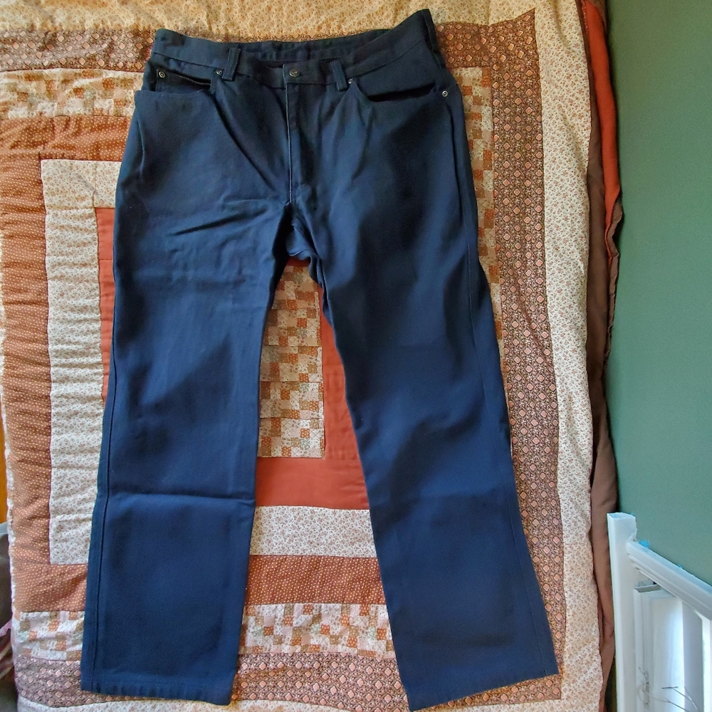 DULUTH TRADING COMPANY Size 38X32 Jeans. Navy. LNPWC.